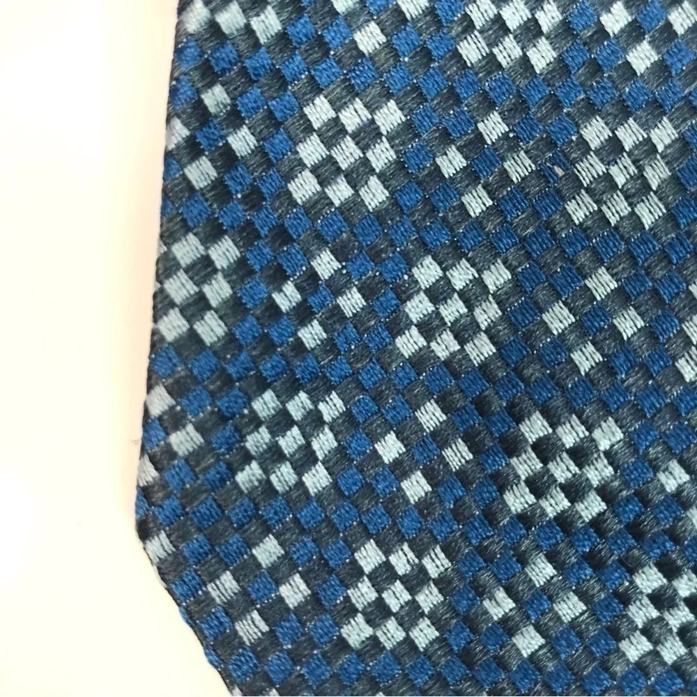 Vintage CHRISTIAN DIOR Men’s 100% Silk Tie Blue Grey Silver pattern - Picture 6 of 7